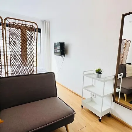 Bright Studio - Central - Balcony - Trade Fair Apartment *